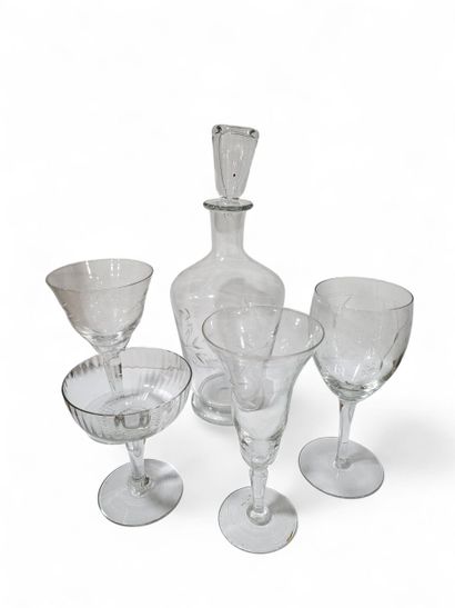 Partie de service de verre en verre gravé...