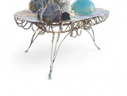 TRAVAIL DES ANNEES 1960
Table de jardin ovale...