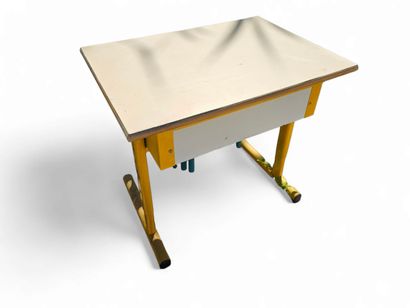 TRAVAIL 1980
Petit bureau maternelle en métal...