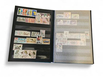 Un album de timbres, classeur marron mention...