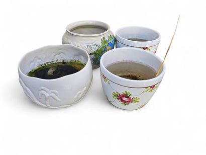 Ensemble de quatre caches pots en l'état