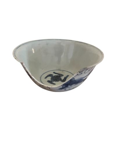 CHINE 
Petit vase en porcelaine blanc bleu...