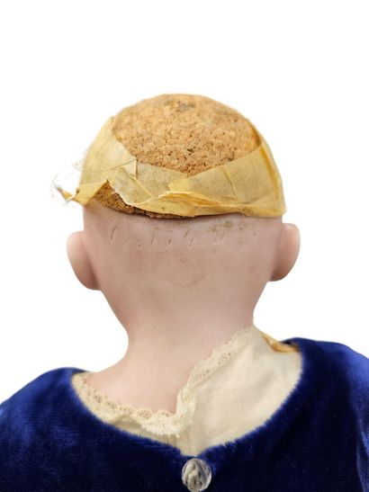 DEP 7
Poupée tête et bras en porcelaine,...