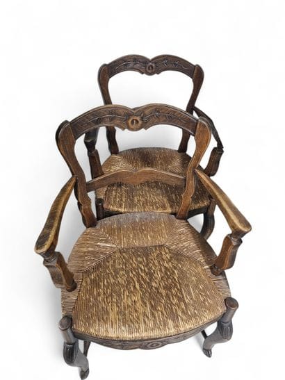 Deux fauteuil en bois, assises en paille...