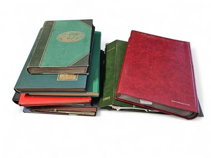 Un album de timbres, classeur marron mention...