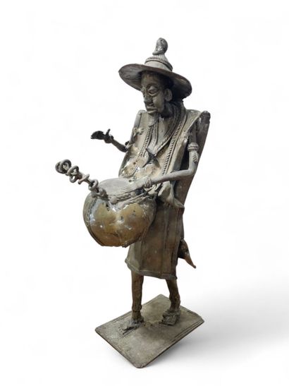 Statue en bronze représentant un musicien...