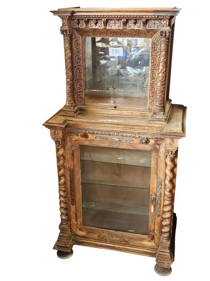 VITRINE DEUX CORPS en noyer mouluré et sculpté,...