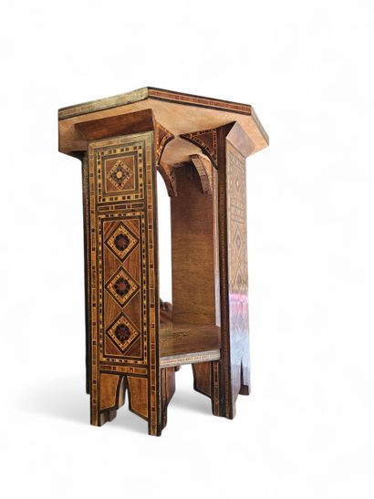 COMMODE en placage de noyer flammé ouvrant...