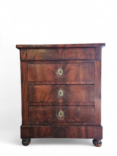 Commode en acajou et placage d acajou ouvrant...