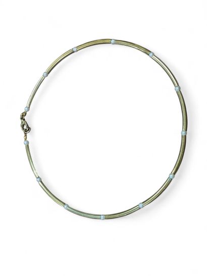 Collier en métal doré et perle dans une boite...
