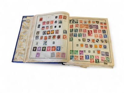 Ensemble de timbres sans albums dans un petit...