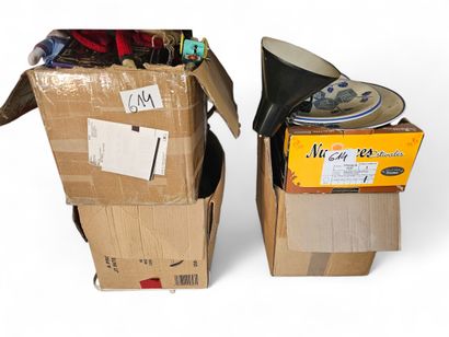 Ensemble de quatre cartons, objets ,vaisselles...