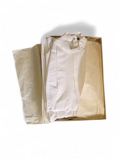 Lot de chemises de nuit brodées et tenue...