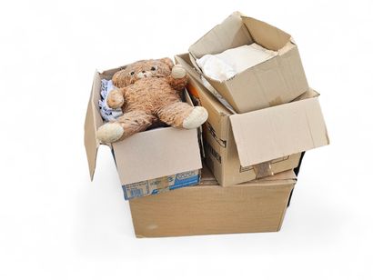 Ensemble de quatre cartons de linge de corps...