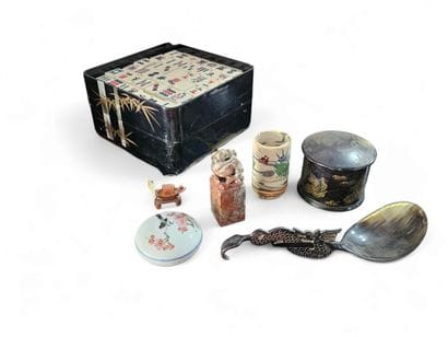 Ensemble d'objets asiatiques comprenant
Boite...