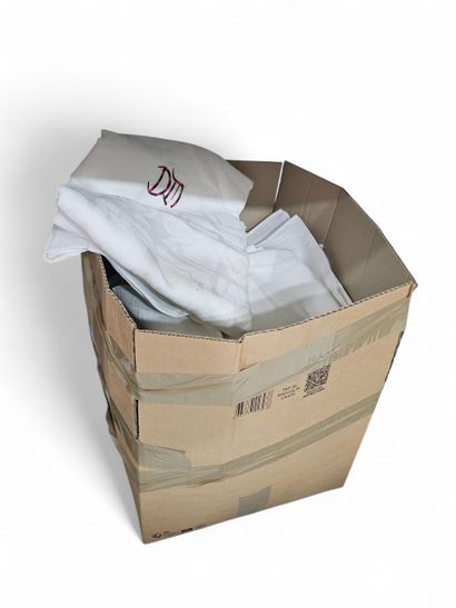 Ensemble de trois cartons de fond de maison...