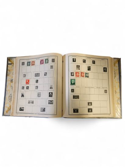 Ensemble de onze albums de timbres comprenant...