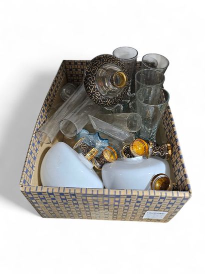 Ensemble de verres et divers en verre