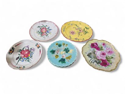 Deux assiettes en barbotine à décor d'oiseau
Une...