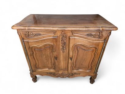TRAVAIL XXIème siècle 
Petit buffet en noyer...