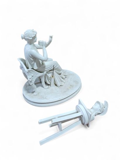 SEVRE
Petit biscuit 
Femme sculptant un casque
Accidents...