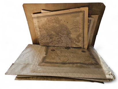 Ensemble de vieux papiers dans un carton...