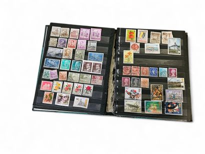 Un album de timbres, classeur marron mention...