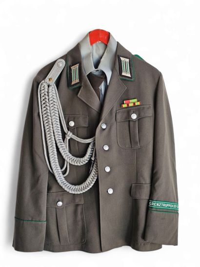 GRENZTRUPPEN DER DDR
Uniforme de taille 48...