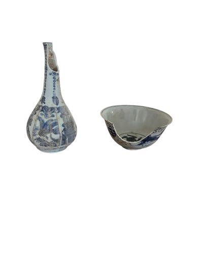 CHINE 
Petit vase en porcelaine blanc bleu...