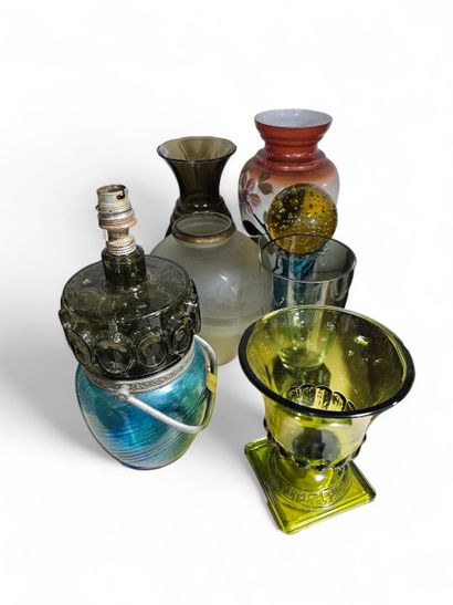 Ensemble de verreries comprenant
Vases, boules...