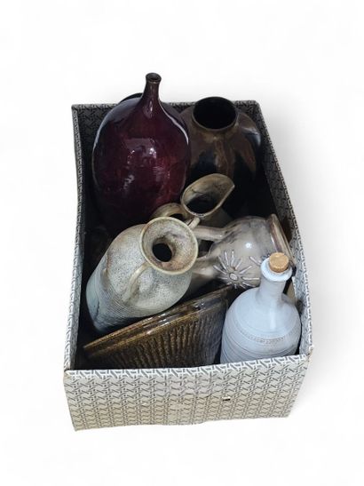 Ensemble de vases, pichets et plat en cé...