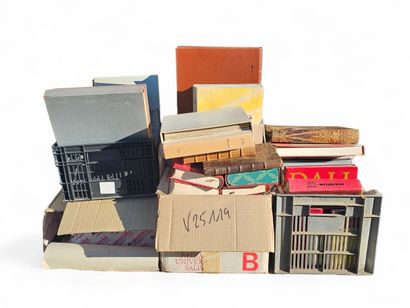 Ensemble de livres modernes broches et r...