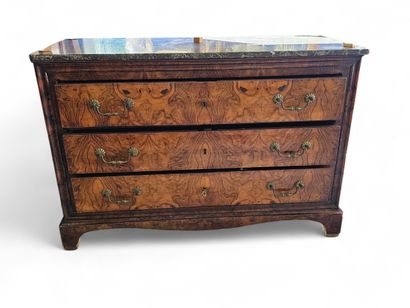 COMMODE en placage de noyer flammé ouvrant...