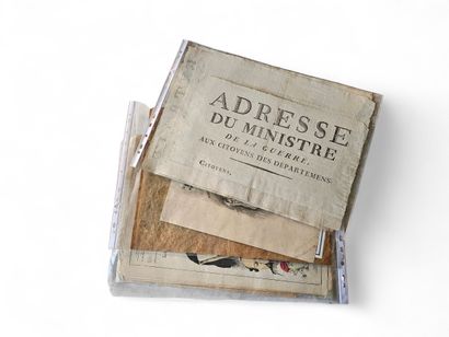 Ensemble de vieux documents ,décrets ,journaux...