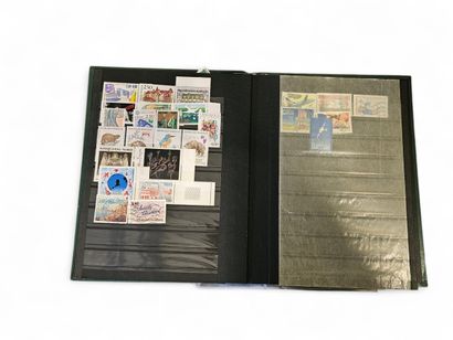 Ensemble de onze albums de timbres comprenant...