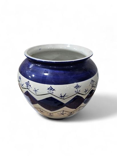 Grand cache pot en céramique blanc et bleu...