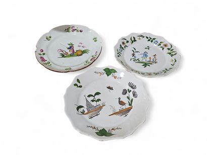 Moustier 
Trois assiettes en faïence à champs...