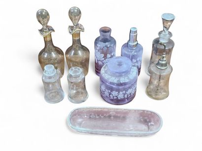 Ensemble de flacons à parfums et divers en...