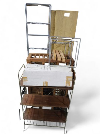 Ensemble de trois étagères en métal et bois
Trois...