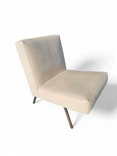 FAUTEUIL chauffeuse à dossier légèrement...