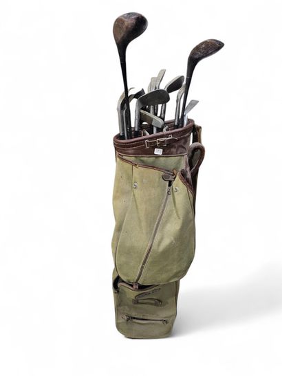 ENGLISH WORK XXth century 
Set of golf clubs...