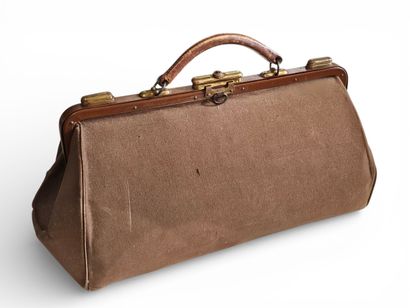 PORTSMOUTH
Hessian travel bag, gold-plated...