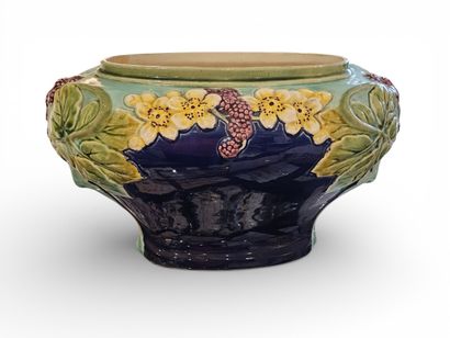 JARDINIERE en faïence barbotine à décor ...