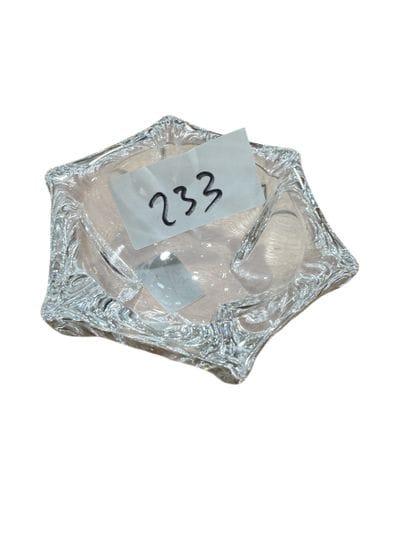 DAUM
Six-pointed star-shaped crystal ashtray...