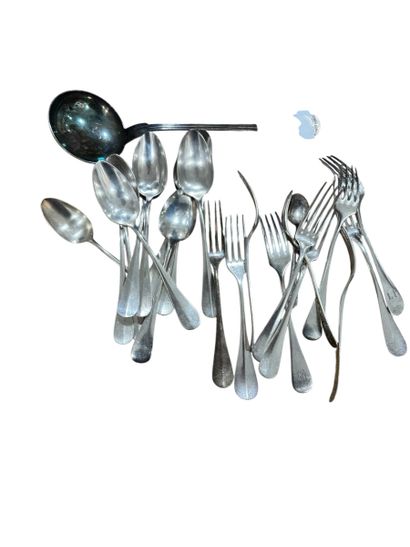 ENSEMBLE DE METAL ARGENTE comprenant :
