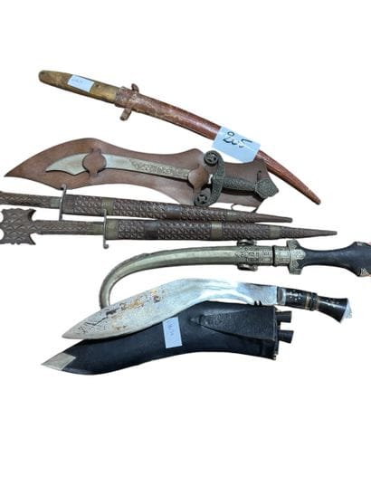 NORTH AFRICA WORK 
Set of daggers 
One set...