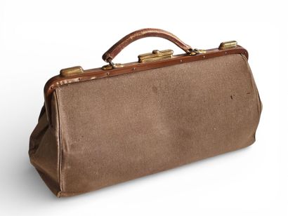 PORTSMOUTH
Hessian travel bag, gold-plated...