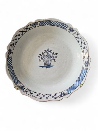 ROUEN 19th century 
Oblong dish with scalloped...