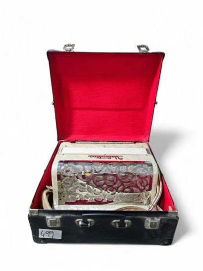 VALENTINO
Accordion
In carrying case