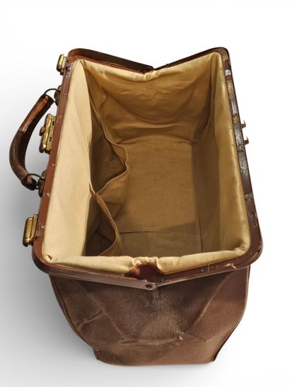 PORTSMOUTH
Hessian travel bag, gold-plated...